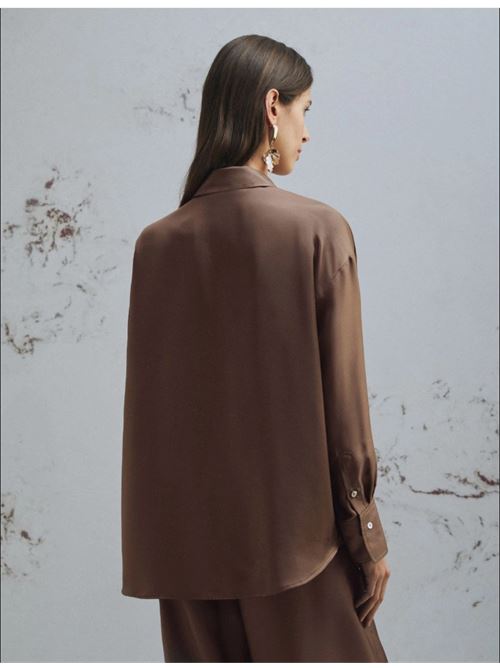 An up-to-date take on the elegant silk shirt. The clean-cut model boasts a straight bodice and dropped shoulders for a fully modular styling that can either be worn loose or tucked into skirts and trousers. MARELLA MONOCHROME | 26131110352000001