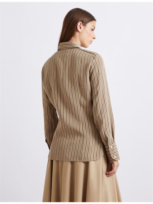 This viscose shirt is made a seasonal must-have, thanks to its versatility and warm hues. The clean-cut design and double button detail on the cuffs add a small, bold touch. MARELLA | 2613111131200001