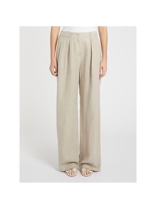 Soft linen, double dart at the waist, details inspired by men's styles: the new trousers interact with formal elegance, maintaining the charm of summer. Perfect with sleeveless tops or lightweight shirts. MARELLA | 2613131022200001