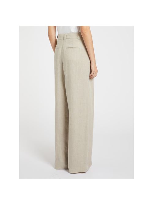 Soft linen, double dart at the waist, details inspired by men's styles: the new trousers interact with formal elegance, maintaining the charm of summer. Perfect with sleeveless tops or lightweight shirts. MARELLA | 2613131022200001