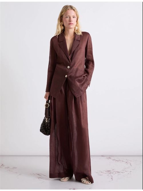 Lightweight, wide and fresh, the ramie trousers can be worn day after day with surprising versatility. The elastic waist and wide leg offer comfort from the office to nights out with friends. MARELLA | 2613131102200003
