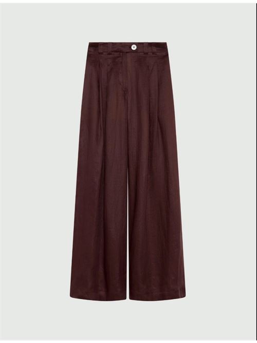 Lightweight, wide and fresh, the ramie trousers can be worn day after day with surprising versatility. The elastic waist and wide leg offer comfort from the office to nights out with friends. MARELLA | 2613131102200003