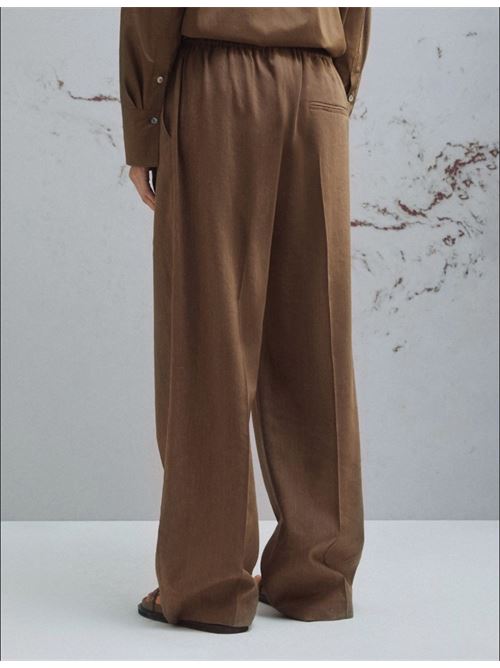 These trousers in soft stretch linen and viscose fabric truly epitomise the casual style. Perfect for the office, days off and summer outings that call for sandals. MARELLA MONOCHROME | 2613131115200001